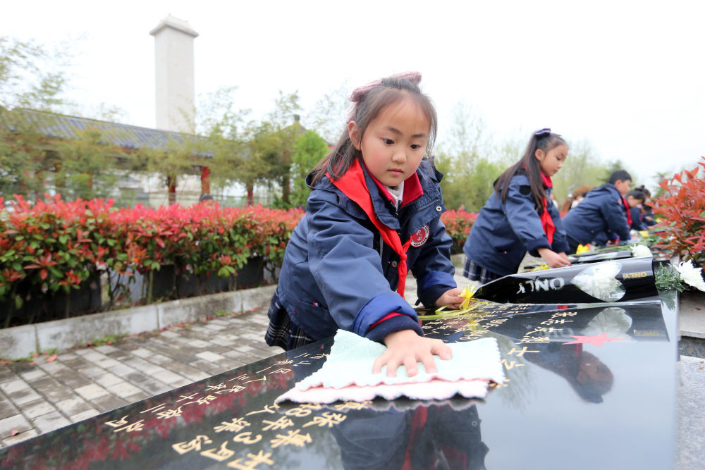 2021年4月1日，在安徽省淮北市相山区烈士陵园，淮北市泉山路学校学生擦拭烈士墓。