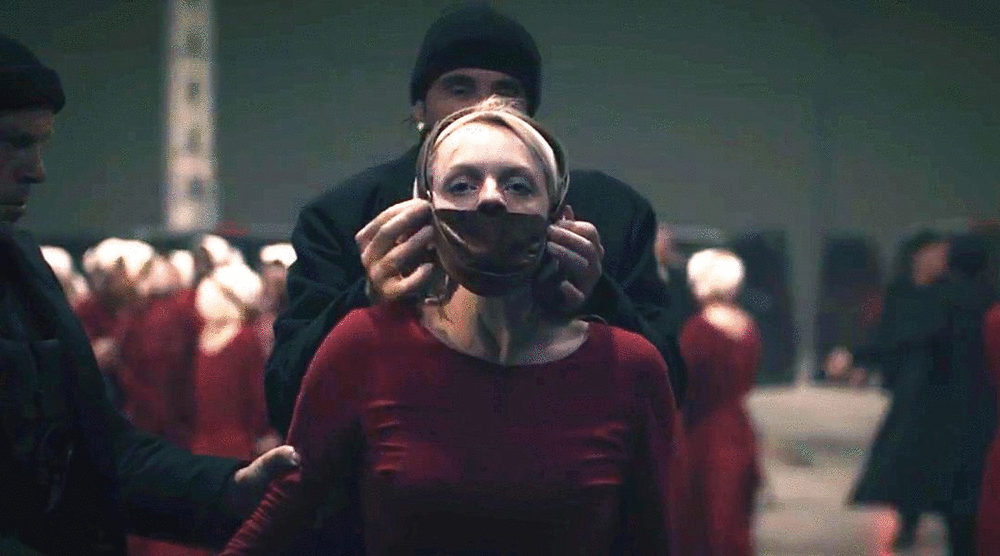 《使女的故事》里的未来世界遭遇严重污染，人口出生率骤降.