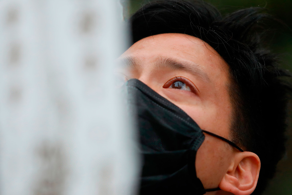 岛内民众举行纪念仪式,为遇难者缅怀