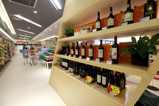 在超市销售的葡萄酒&nbsp;每经记者 张建 摄