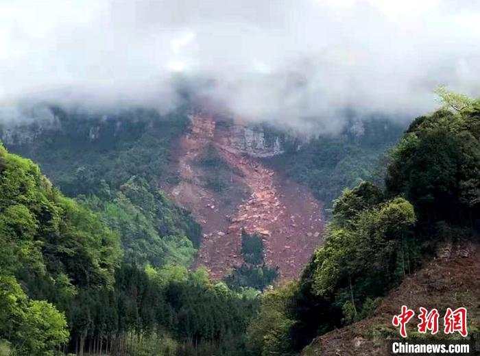 远眺山体崩塌灾害现场