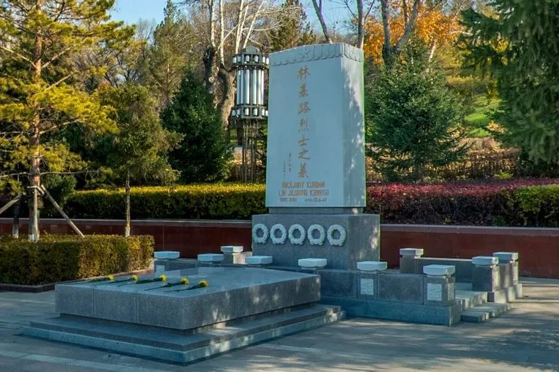 图为位于乌鲁木齐市烈士陵园的林基路烈士之墓