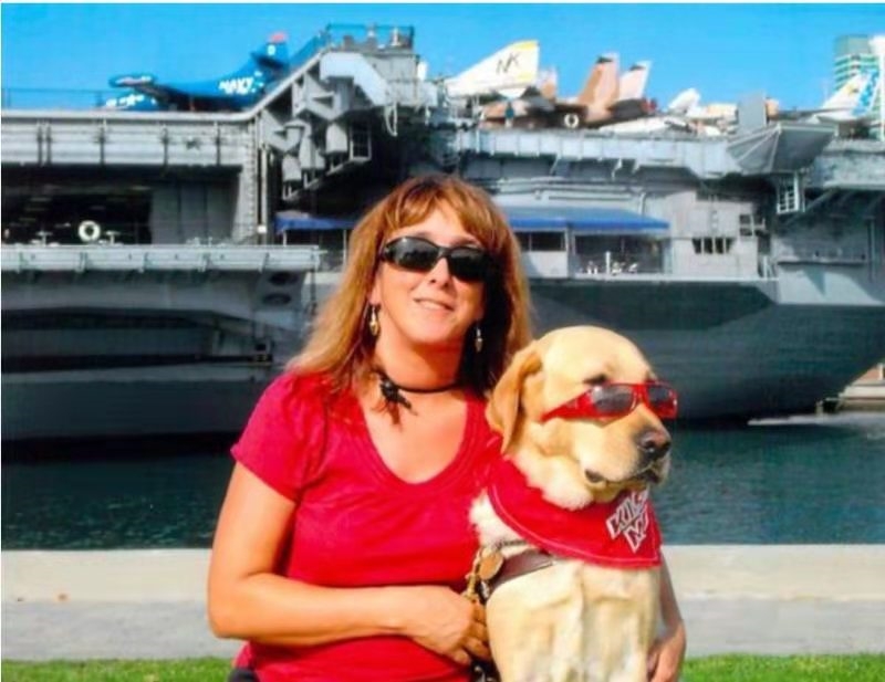 图为美国盲人女性丽莎·欧文和她的导盲犬