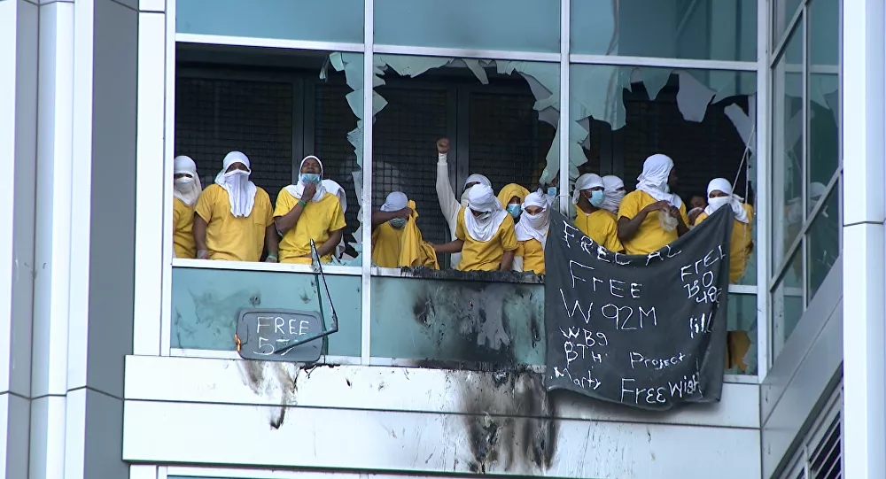 美国一监狱发生骚乱数十名囚犯纵火打砸现场一片混乱