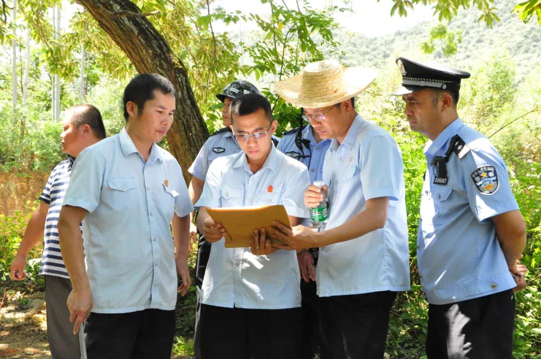 林江(前右二)生前到都结乡某社区执行两起排除妨碍纠纷案件