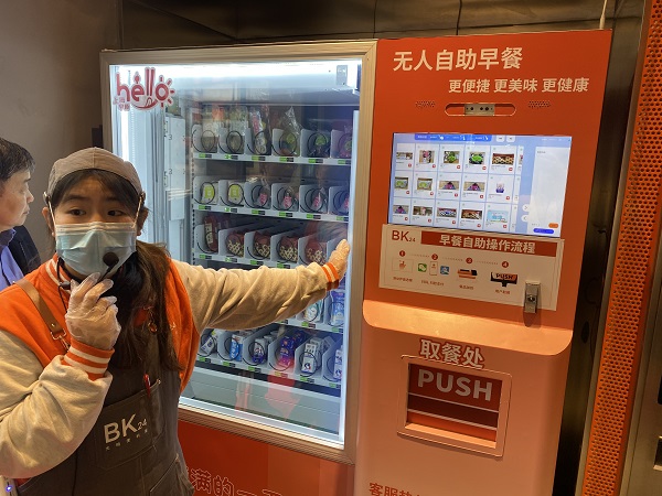 图说:升级版的自助早餐机是小店里的"科技高地" 新民晚报记者 张钰芸