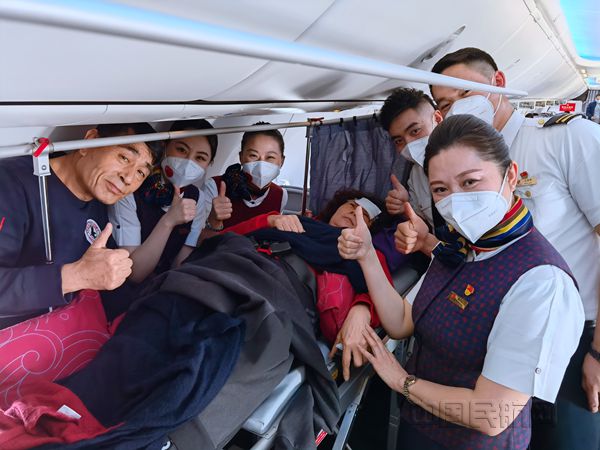 大连航空以生命的名义真情呵护担架旅客平安到家