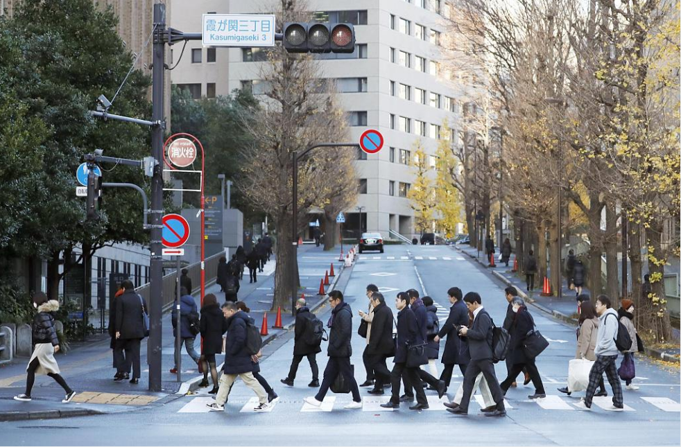 日本东京，人们赶往上班工作的路上。（资料图）