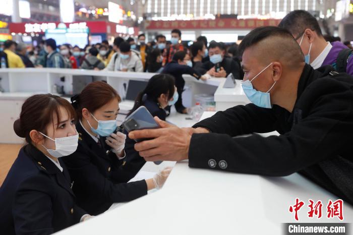 铁路上海站清明小长假发送旅客163.5万人 客流量恢复至疫情前年同期的95%以上