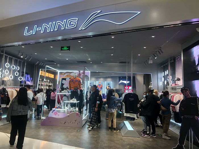 李宁店里的顾客在挑选衣服/豹变
