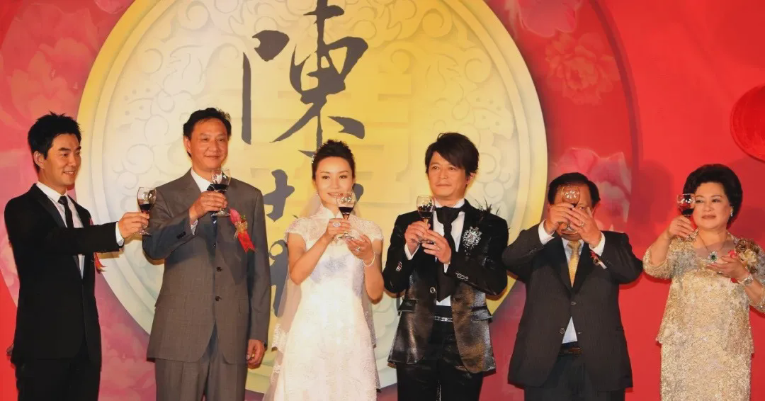 ▲2010年5月15日，台湾，内地女星韩雨芹嫁给达芙妮国际控股公司董事局主席陈英杰