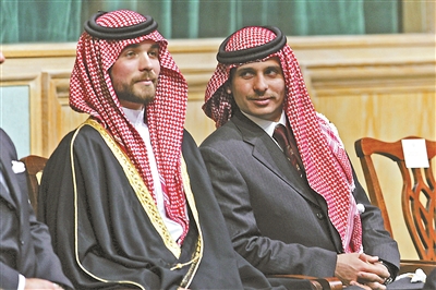 约旦国王阿卜杜拉二世(左)和亲王哈姆扎·本·侯赛因(右)资料图片