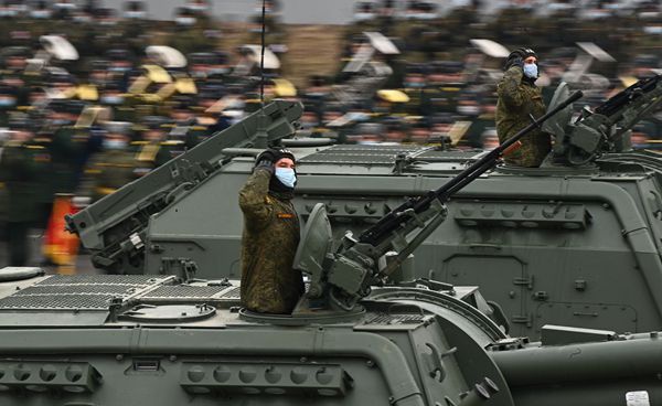 图说：俄士兵参加纪念卫国战争胜利76周年阅兵式彩排 新华社