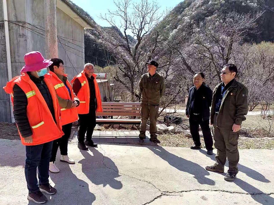 督查永宁镇纪委做好清明节期间森林防火监督工作(延庆区纪委监委供图