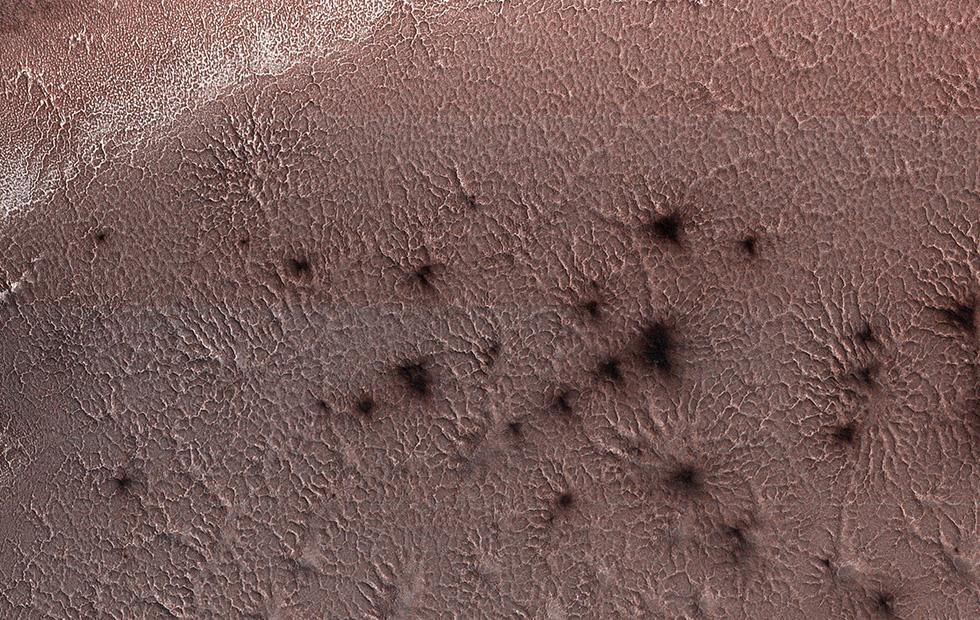 摄于2018年的火星蜘蛛状地形照，这也是人们迄今见过的最详细蜘蛛状地形照