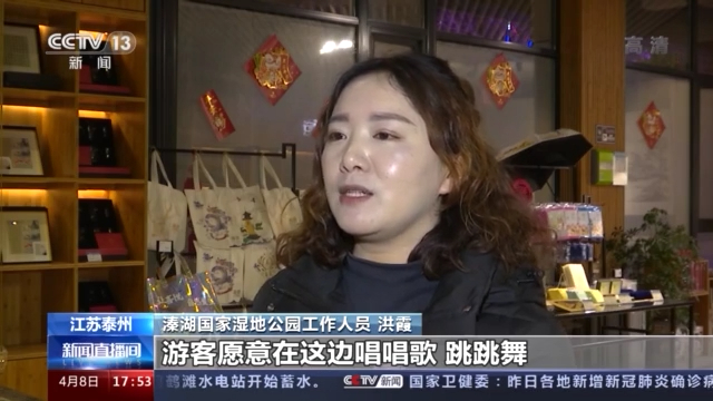 七彩贡船、水幕投影、绚丽灯带......入夜的溱湖真美