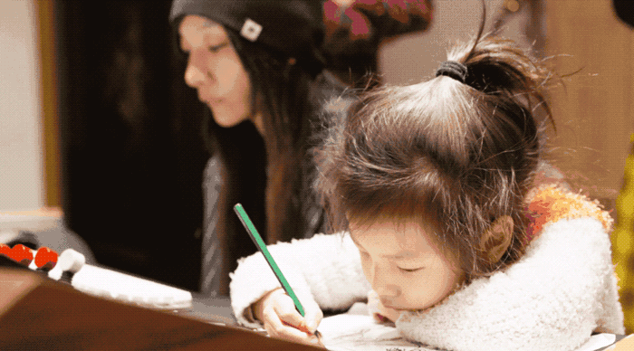 春晓工作时，Mia安静地画画