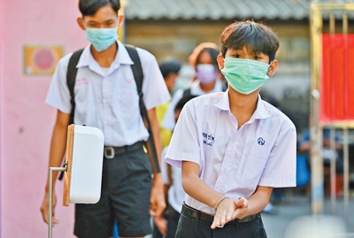 　　泰国部分此前因疫情停课的学校于2月1日起开学复课，但仍须严格遵守相关防疫规定。图为泰国曼谷一所学校的学生使用手部消毒液。　　新华社发