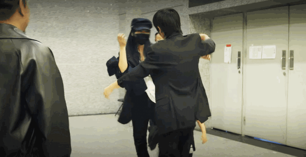 《乐队的夏天》彭坦下台后和家人拥抱