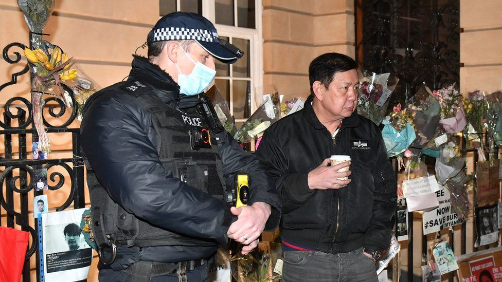 吴左绥敏（右）和警察在使馆外交谈（图源：外媒）