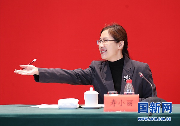 国务院新闻办新闻局副局长,新闻发言人寿小丽邀请记者提问新华社记者
