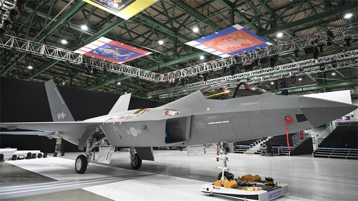 韩国首架4.5代战机KF-X原型机下线