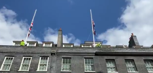 菲利普亲王去世，英国首相官邸唐宁街10号刚刚降半旗志哀