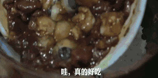 “你们是没见过拿猪眼下火锅的，汤里飘着一层眼睛”