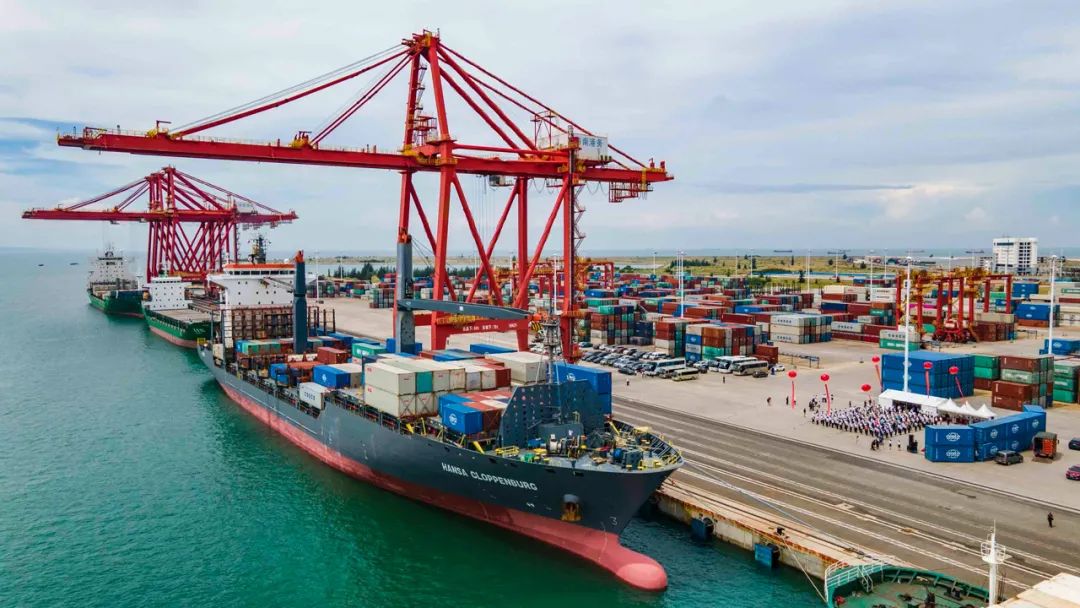 △2020年9月28日，海南自由贸易港首条洲际越洋（洋浦—南太—澳洲）航线在洋浦小铲滩码头正式开通运营。