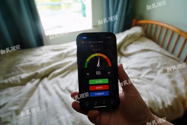 通过手机App测试,震楼器和各种噪声经常达到五六十分贝(非专业测试仅供参考) 新民晚报记者 刘歆/摄