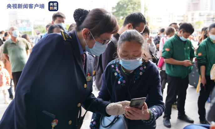 “五一”首日昆明局各火车站迎来客流高峰 预计发送旅客30万人次以上