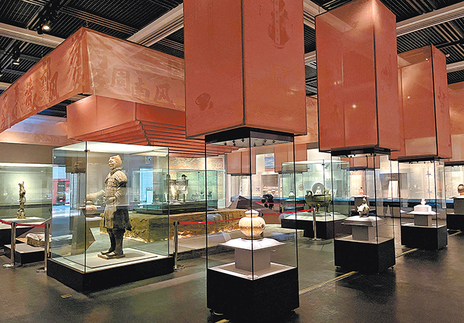 郑州博物馆新馆的黄河珍宝展展品(记者 邓放 摄)