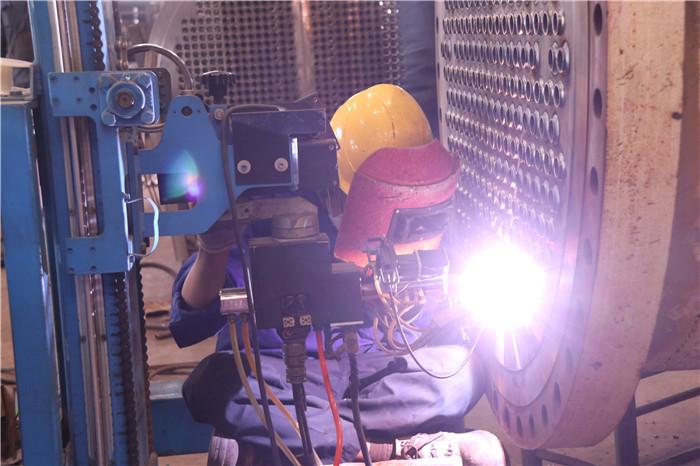 人正在进行自动化焊接设备作业。(刘少丹 摄)