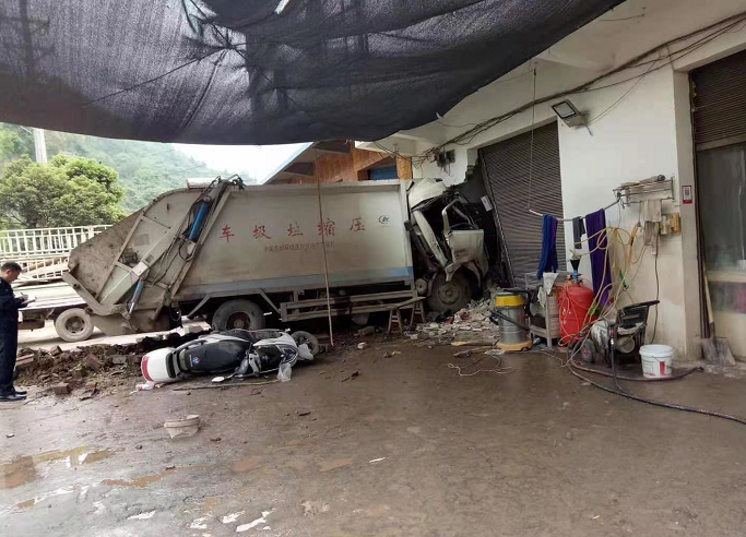 重庆武隆一垃圾车疑刹车失灵致环卫工1死2伤,鉴定报告称事故车存安全