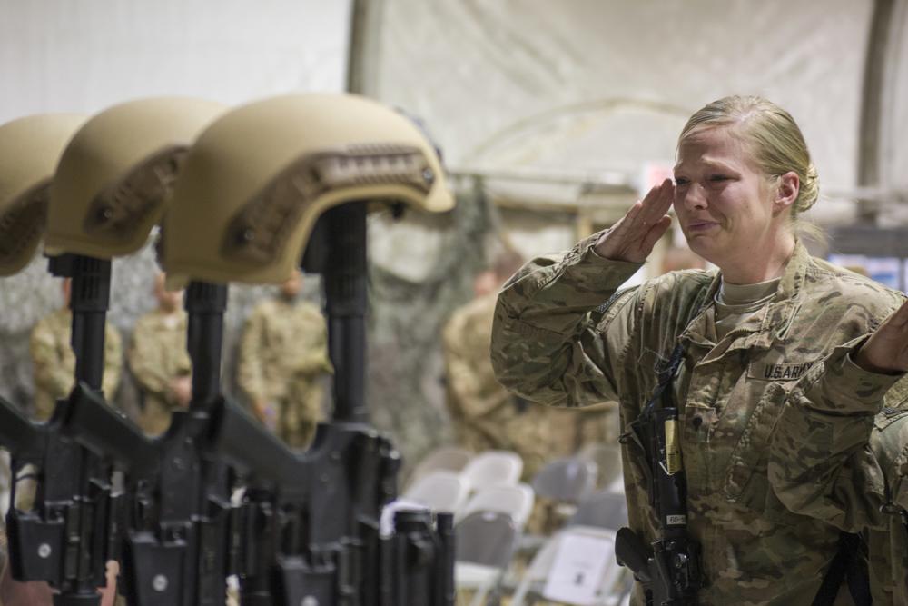 △2015年12月23日，一名美军士兵在美军驻阿富汗的巴格拉姆空军基地向死于自杀式袭击的6名战友表达敬意（图片来源：美联社）
