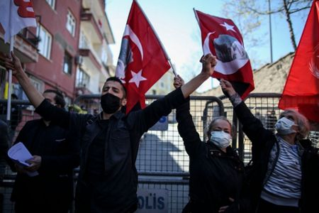 △拜登声明发布后，一些土耳其民众在美国驻伊斯坦布尔领事馆门前示威。（图片来源：美联社）