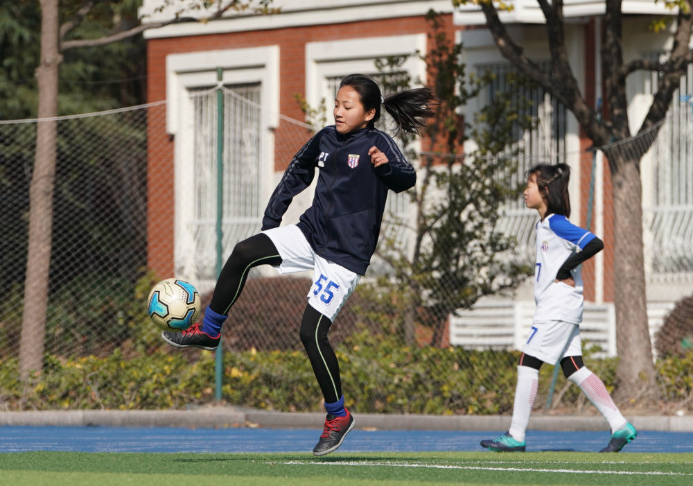 资料图：上海市梅陇中学女子足球队队员在校内训练。新华社记者丁汀摄