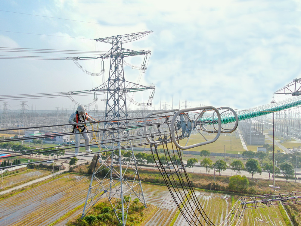 &nbsp;&nbsp;2020年,工作人员在1000千伏吴塘线上开展带电作业消缺.