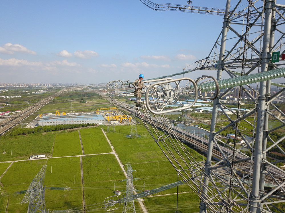 视觉给1000千伏特高压设备做体检