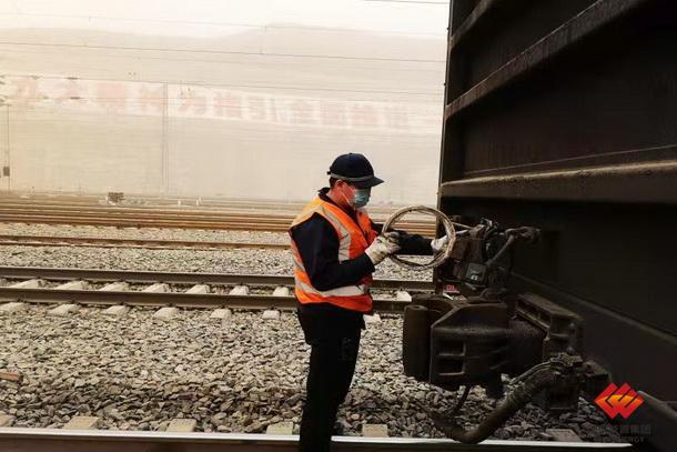 包神铁路全力以赴应对特大沙暴确保运输安全