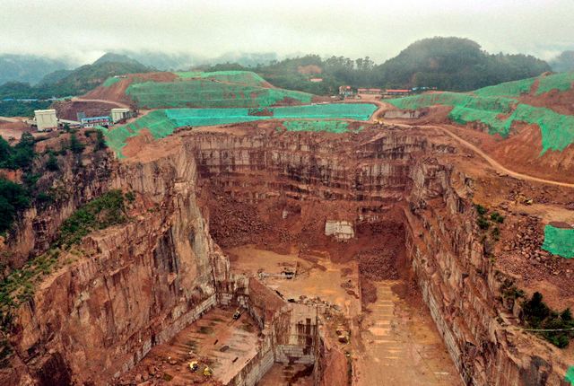 岑溪市康利石材有限公司花岗岩矿采取“一面墙”方式开采。资料来源：中央生态环境保护督察办公室