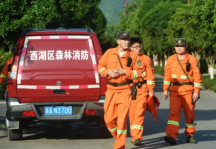 △2021年5月9日，工作人员准备前往杭州市西湖区何家村附近山林搜寻金钱豹。