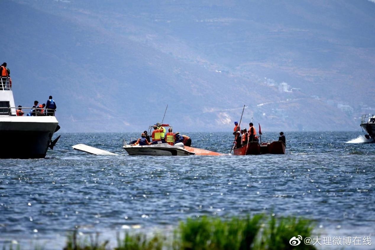 云南大理一灭火直升机在取水过程中失去平衡坠入洱海