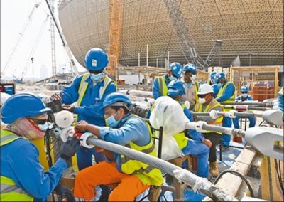 　　中外建设者在为卢赛尔体育场安装索力监测设备。　　中国铁建国际集团有限公司供图