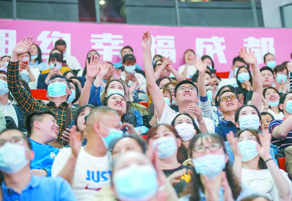 看台上的观众为运动员欢呼喝彩