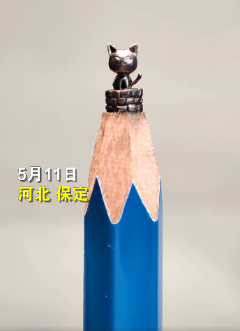 小伙裸眼雕刻0.5毫米铅笔芯 网友：近视眼看得目瞪口呆