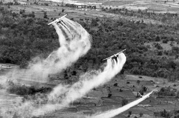 △越战时期，美军UC-123运输机空投“橙剂”。