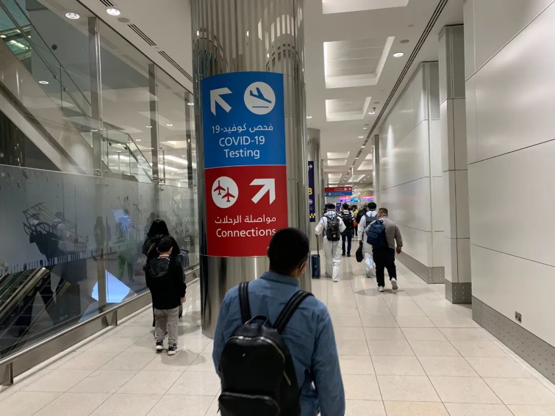 新华社记者张淼摄从迪拜飞往巴格达的行程中,记者看到几个身穿防护服