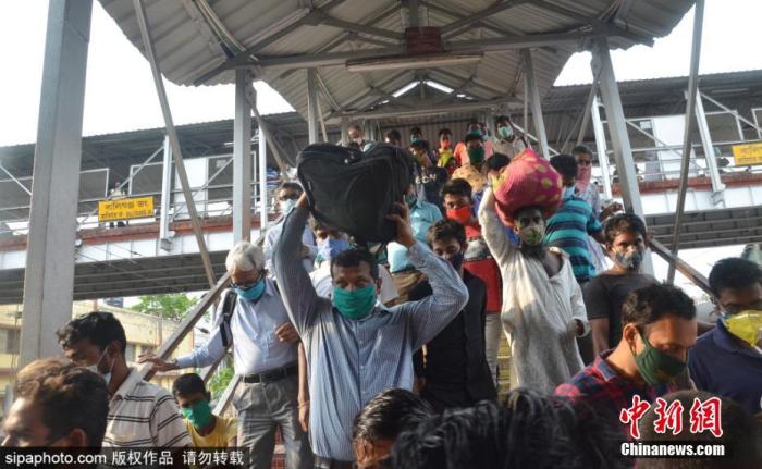 当地时间2021年5月5日，印度加尔各答，民众乘坐当地火车返乡。图片来源：SIPAPHOTO