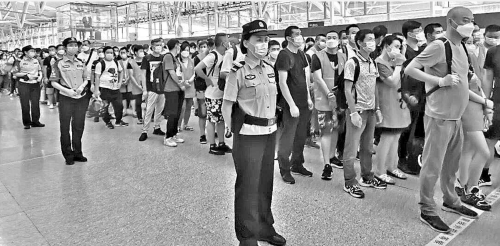 检察机关与警方协作抓捕犯罪嫌疑人后经高铁押送返沪